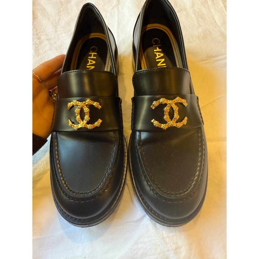 CHANEL Leather Loafers Black w/ Gold Floral CC Logo – Size 37.5 – Excellent